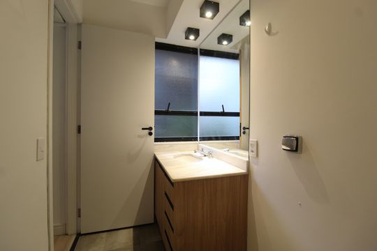 Banheiro da suíte de apartamento à venda com 3 quartos, 90m² em Vila Olímpia, São Paulo