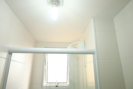 Banheiro social de apartamento para alugar com 2 quartos, 41m² em Jardim Helian, São Paulo