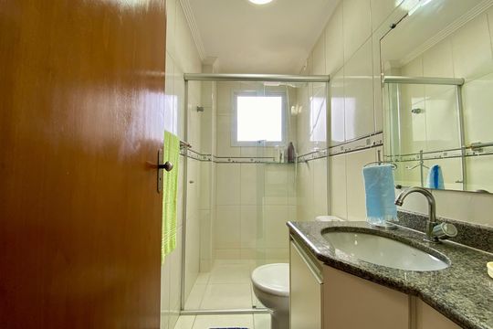 Banheiro da Suíte 2 de apartamento para alugar com 2 quartos, 100m² em Aviação, Praia Grande