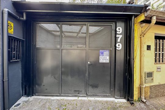 Fachada de casa à venda com 2 quartos, 130m² em Campo Belo, São Paulo