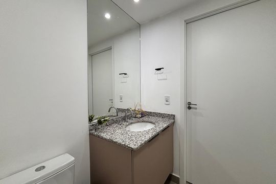 Banheiro de kitnet/studio para alugar com 1 quarto, 25m² em Indianópolis, São Paulo