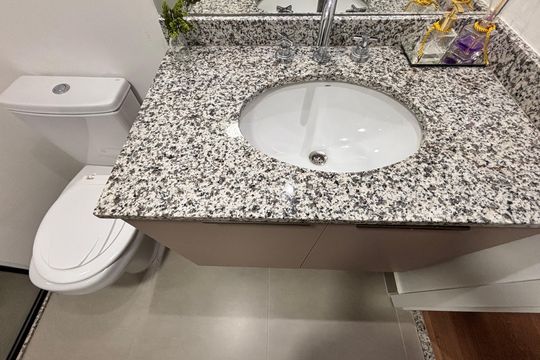 Banheiro de kitnet/studio para alugar com 1 quarto, 25m² em Indianópolis, São Paulo