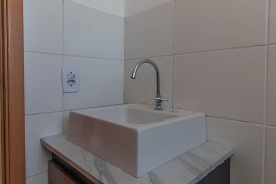 Banheiro de apartamento para alugar com 2 quartos, 48m² em Vila Nova, Porto Alegre