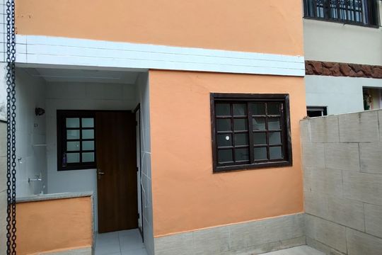 Fachada de casa de condomínio para alugar com 2 quartos, 120m² em Taquara, Rio de Janeiro