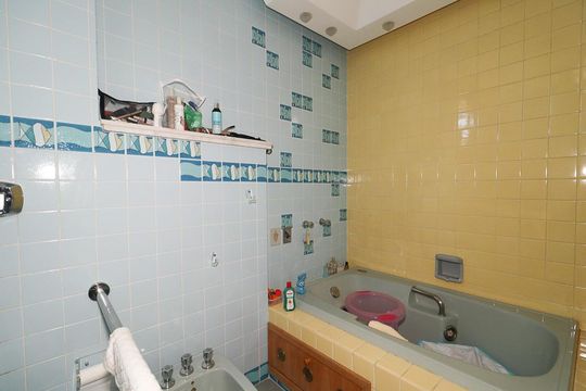 Banheiro Social de casa à venda com 3 quartos, 459m² em Três Figueiras, Porto Alegre