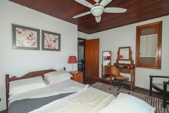 Quarto 3 de casa à venda com 3 quartos, 459m² em Três Figueiras, Porto Alegre
