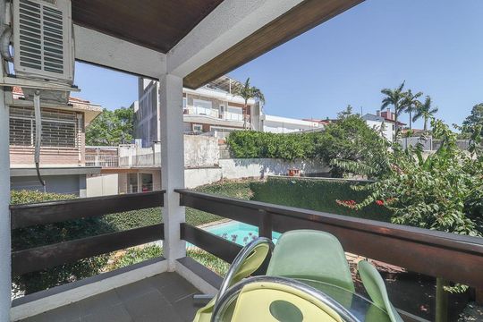 Varanda de casa à venda com 3 quartos, 459m² em Três Figueiras, Porto Alegre