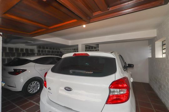 Garagem de casa à venda com 3 quartos, 459m² em Três Figueiras, Porto Alegre