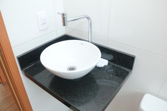 Banheiro de apartamento para alugar com 2 quartos, 42m² em Jardim Alvorada, Nova Iguaçu