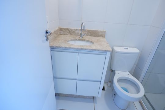 Banheiro da Suíte de casa de condomínio para alugar com 2 quartos, 80m² em Jardins Bellagio, Aparecida de Goiânia