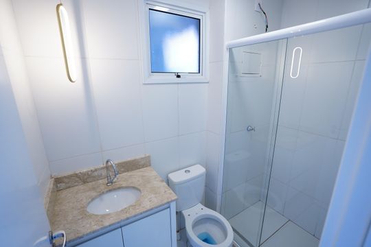 Banheiro da Suíte de casa de condomínio para alugar com 2 quartos, 80m² em Jardins Bellagio, Aparecida de Goiânia