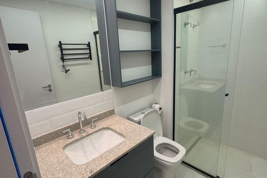 Banheiro de kitnet/studio para alugar com 1 quarto, 25m² em Campo Belo, São Paulo
