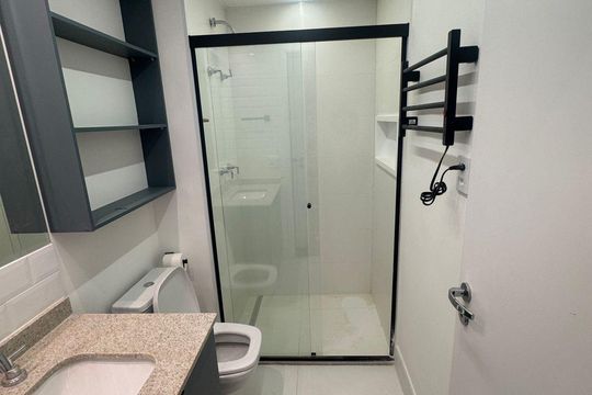 Banheiro de kitnet/studio para alugar com 1 quarto, 25m² em Campo Belo, São Paulo