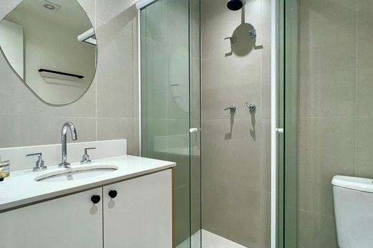 Banheiro de kitnet/studio para alugar com 1 quarto, 25m² em Pinheiros, São Paulo