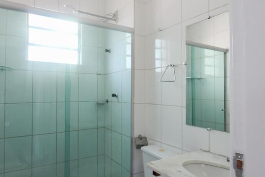 Banheiro de apartamento para alugar com 2 quartos, 50m² em Juliana, Belo Horizonte