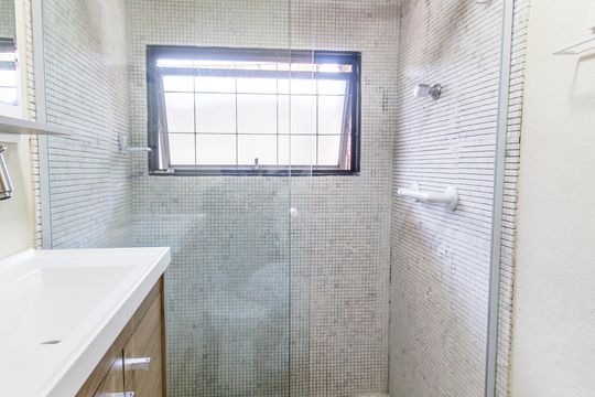 Banheiro social de kitnet/studio para alugar com 1 quarto, 17m² em Cidade Ariston Estela Azevedo, Carapicuíba