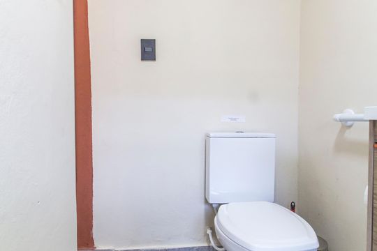 Banheiro social de kitnet/studio para alugar com 1 quarto, 17m² em Cidade Ariston Estela Azevedo, Carapicuíba