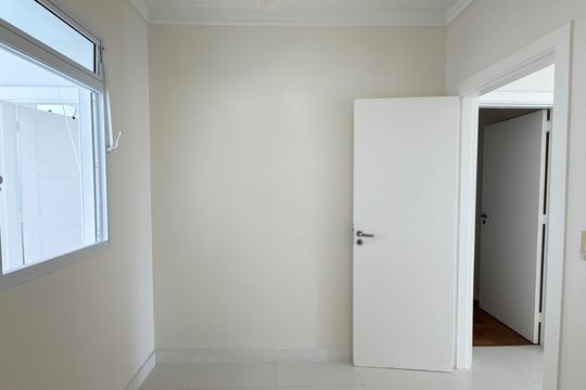 Quarto de serviço de apartamento para alugar com 4 quartos, 106m² em Pitangueiras, Guarujá