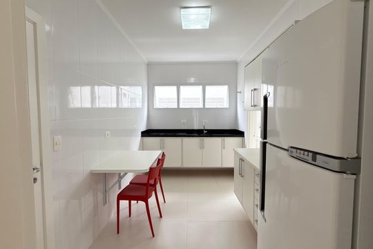 Cozinha de apartamento para alugar com 4 quartos, 106m² em Pitangueiras, Guarujá