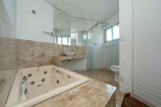 Banheiro da Suíte de apartamento à venda com 4 quartos, 160m² em Buritis, Belo Horizonte