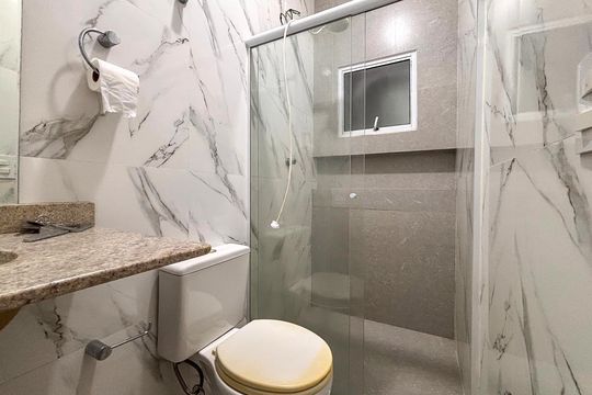 Banheiro social de apartamento para alugar com 2 quartos, 60m² em Jardim Las Vegas, Guarulhos