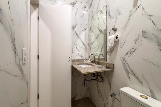 Banheiro social de apartamento para alugar com 2 quartos, 60m² em Jardim Las Vegas, Guarulhos