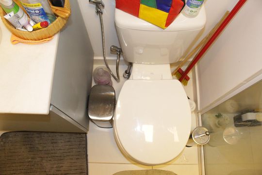 Banheiro Social de kitnet/studio para alugar com 1 quarto, 27m² em República, São Paulo