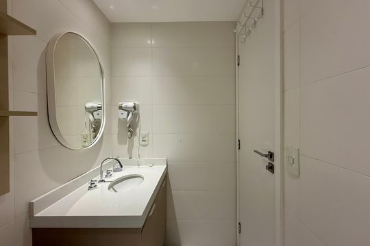 Banheiro de kitnet/studio para alugar com 1 quarto, 26m² em Jardim das Acacias, São Paulo