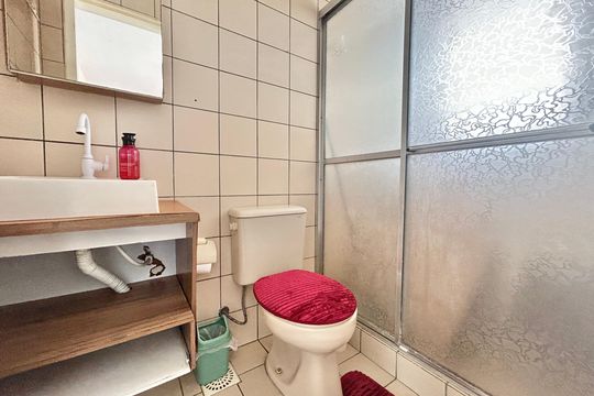 Banheiro de apartamento à venda com 1 quarto, 42m² em Centro, São Leopoldo