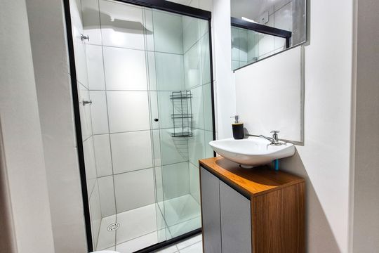 Banheiro  de kitnet/studio à venda com 1 quarto, 15m² em República, São Paulo