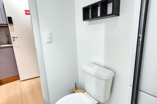 Banheiro de kitnet/studio à venda com 1 quarto, 15m² em República, São Paulo