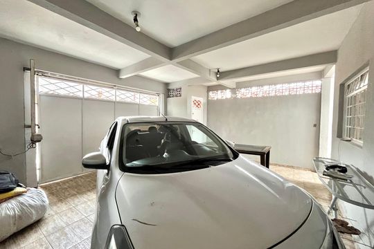 Garagem de casa à venda com 4 quartos, 161m² em Conjunto Residencial Jardim Canaa, São Paulo