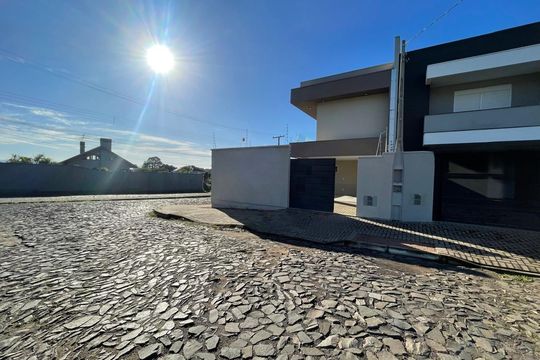 Fachada de casa à venda com 3 quartos, 183m² em Cristo Rei, São Leopoldo