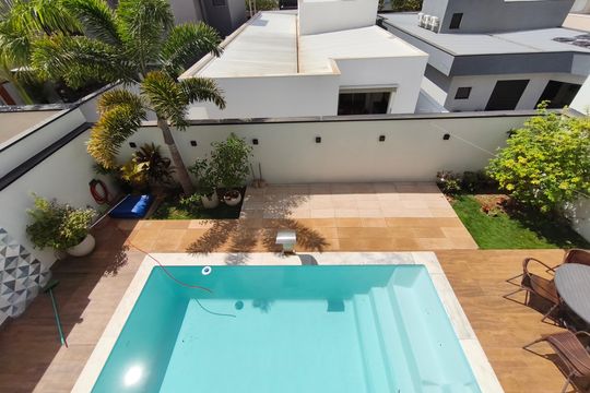 Vista de casa de condomínio à venda com 3 quartos, 289m² em Swiss Park, Campinas