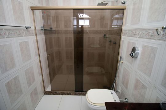 Banheiro da Suíte 3 de casa para alugar com 5 quartos, 500m² em Irajá, Rio de Janeiro