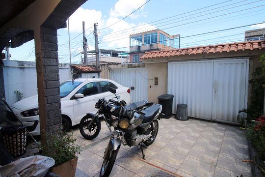 Garagem de casa para alugar com 5 quartos, 500m² em Irajá, Rio de Janeiro