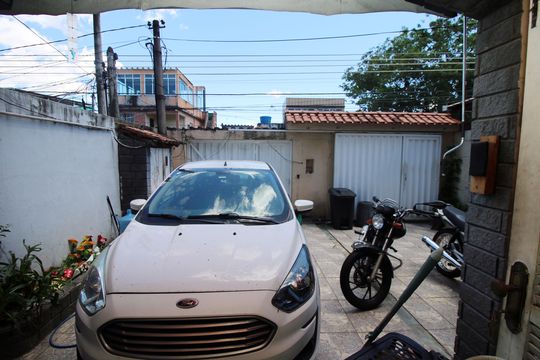 Garagem de casa para alugar com 5 quartos, 500m² em Irajá, Rio de Janeiro