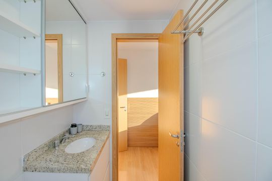 Banheiro da Suíte de apartamento para alugar com 3 quartos, 84m² em Jardim Lindóia, Porto Alegre