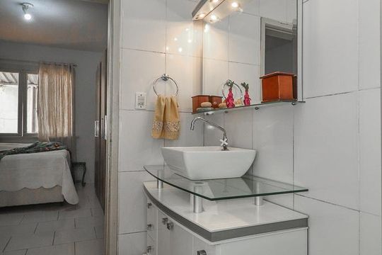 Banheiro da Suíte de apartamento para alugar com 1 quarto, 40m² em Auxiliadora, Porto Alegre