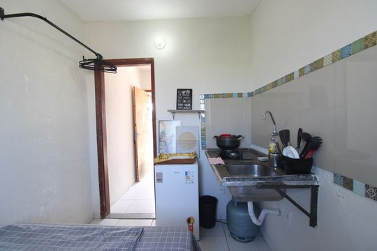 Cozinha de kitnet/studio para alugar com 1 quarto, 43m² em Curicica, Rio de Janeiro