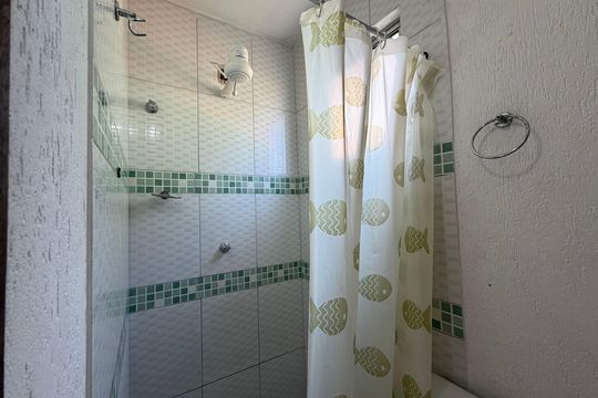 Banheiro de kitnet/studio para alugar com 1 quarto, 43m² em Curicica, Rio de Janeiro