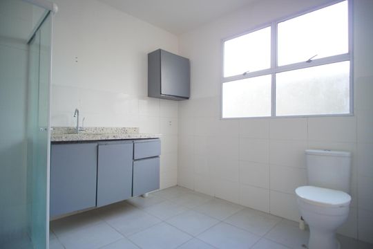 Banheiro de apartamento à venda com 1 quarto, 44m² em Rubem Berta, Porto Alegre