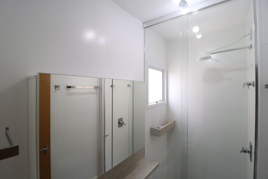Banheiro do Quarto 3 de casa de condomínio para alugar com 3 quartos, 82m² em Granja Marileusa, Uberlândia