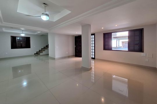 Sala 1 de casa à venda com 7 quartos, 400m² em Piratininga, Niterói