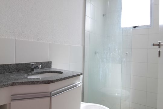 Banheiro da Suíte de apartamento para alugar com 2 quartos, 60m² em Jardim Guanabara, Belo Horizonte