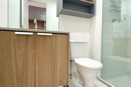 Banheiro de kitnet/studio para alugar com 1 quarto, 24m² em Pinheiros, São Paulo