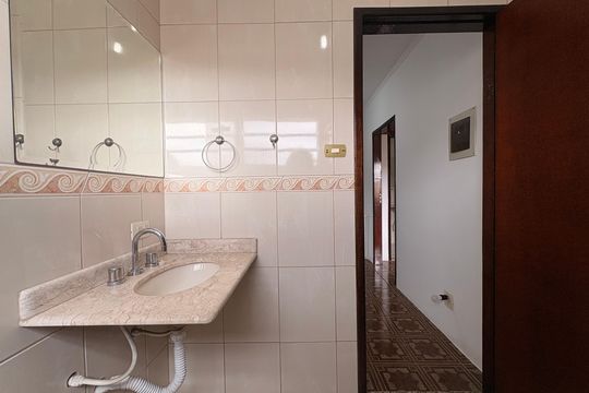 Banheiro de casa à venda com 3 quartos, 149m² em Vila Scarpelli, Santo André