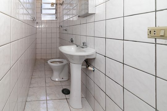 Banheiro de kitnet/studio à venda com 1 quarto, 19m² em Água Branca, São Paulo