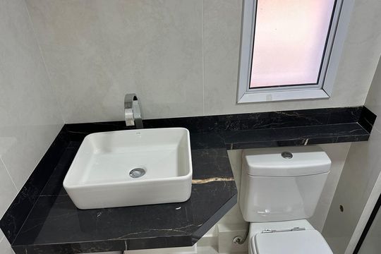 Banheiro da Suíte de apartamento à venda com 2 quartos, 76m² em Empresarial 18 do Forte, Barueri