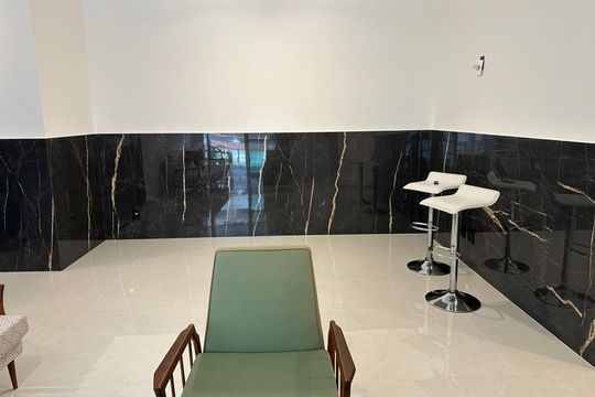 Sala de apartamento à venda com 2 quartos, 76m² em Empresarial 18 do Forte, Barueri